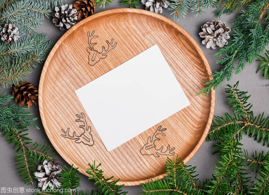 在木板上的空白的圣诞贺卡模板